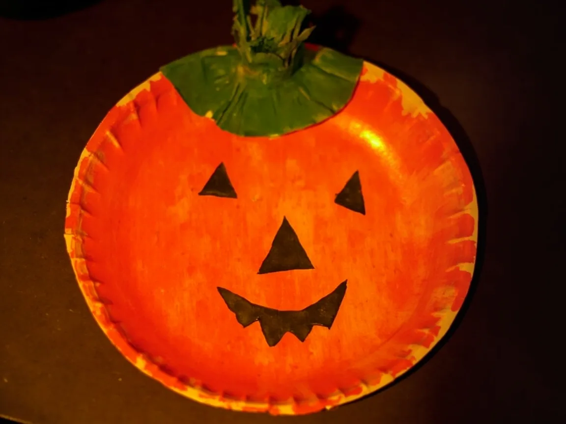 Halloweenowe rzemiosło historyczne: Łatwy papierowy talerz Jack o Lantern Craft